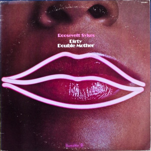 美㇏扒开尿囗给男人看
